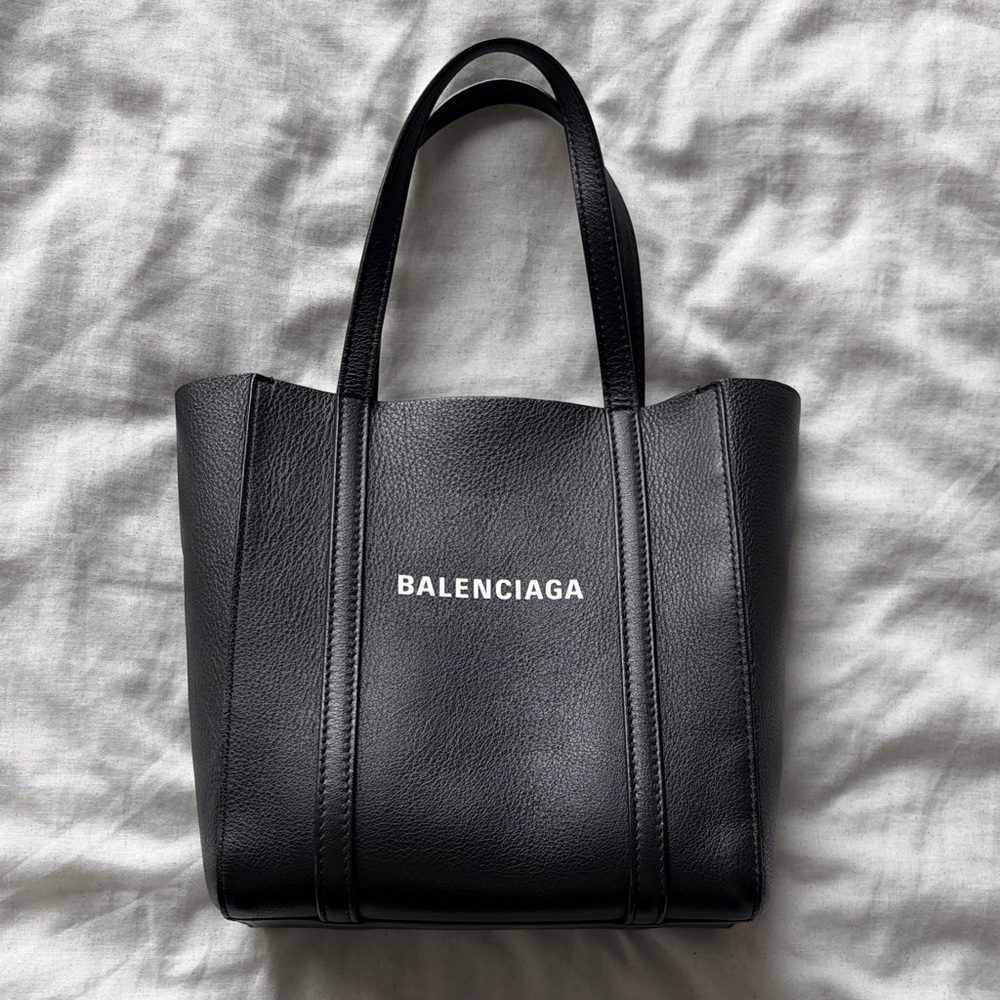 Balenciaga Everyday bag (Black Pebbled Leather Handheld Tote)